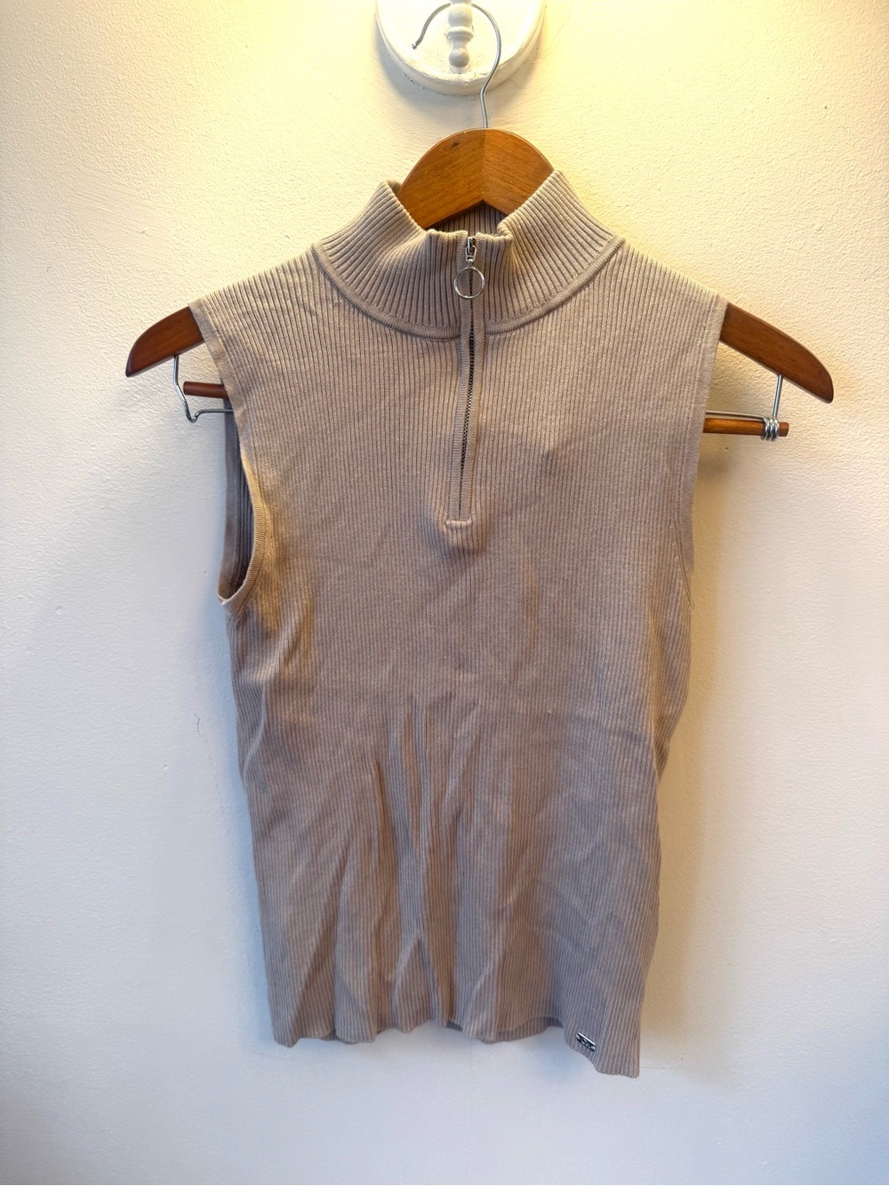 NWT Calvin Klein Ribbed Sleeveless Quarter-Zip Top — Medium